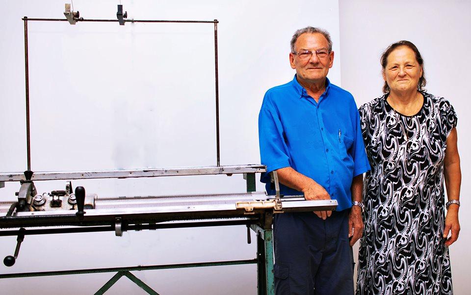 Edith e Jaime Ballardin ao lado de uma das primeiras máquinas